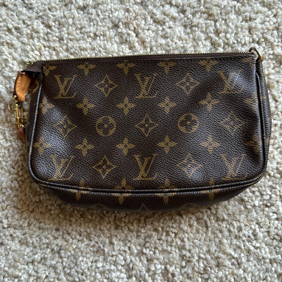 Classic Louis Vuitton Monogram Pochette - Picture 2 of 12